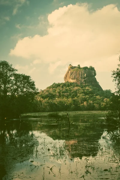 Fortezza rocciosa del leone Sigiriya nello Sri Lanka — Foto Stock