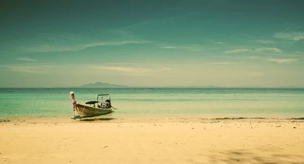 Barche a coda lunga sulla bellissima spiaggia, Thailandia — Foto Stock