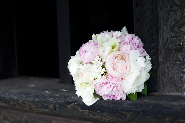 Bouquet de mariage dans fenêtre en bois — Photo