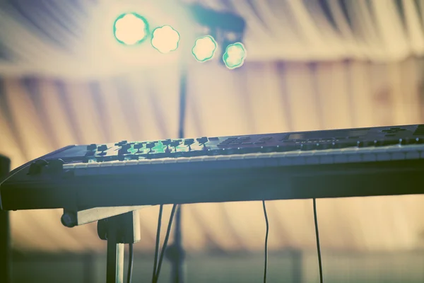 Equipamiento musical en el escenario, concepto suave y borroso — Foto de Stock