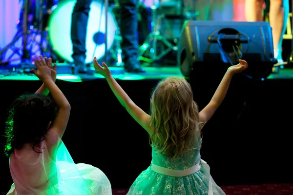 Dos niñas frente al escenario durante el concierto de rock vintage p —  Fotos de Stock