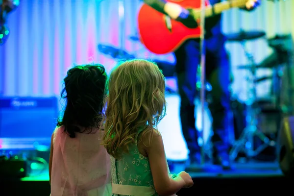 Rock konseri vintage p sırasında sahne önünde iki küçük kız — Stok fotoğraf