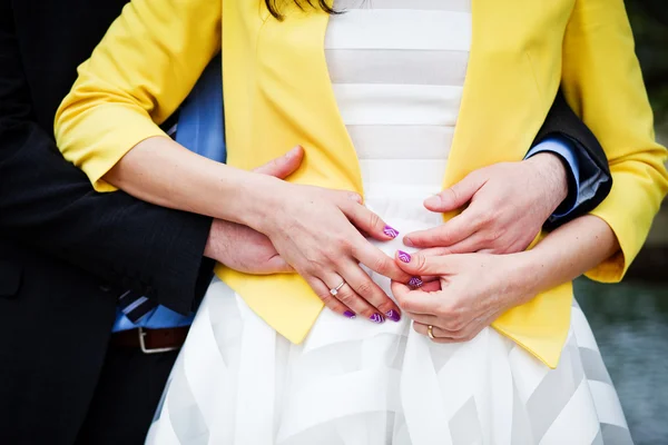新しく結婚カップルを採用 - 結婚指輪の手に焦点を当てる — ストック写真