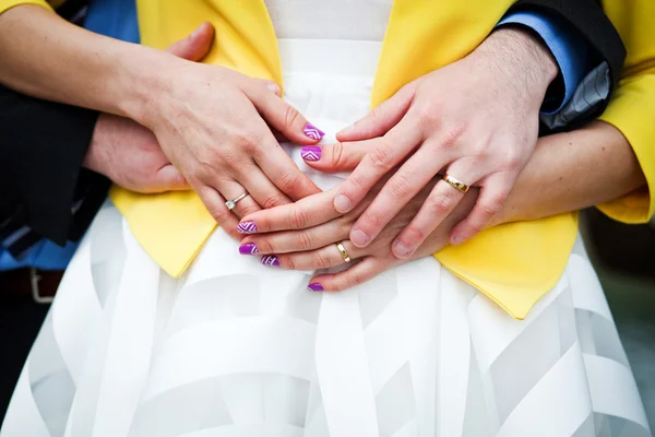 Recién casados abrazando pareja - centrarse en las manos con anillos de boda —  Fotos de Stock