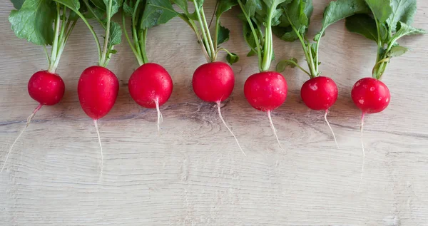 Bouquet de radis frais sur une vieille table en bois - nourriture bio — Photo