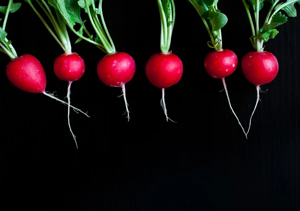 Bouquet de radis frais sur une vieille table en bois - nourriture bio — Photo