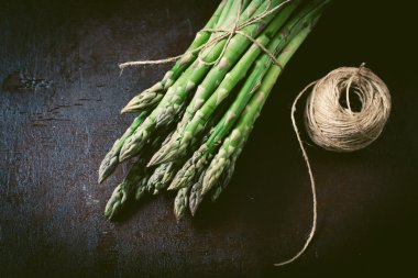 Tahta masada bir demet taze kuşkonmaz.