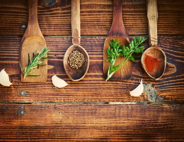 Baharat ve otlar ahşap masa üzerinde. Üstten Görünüm