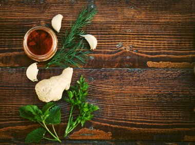 Baharat ve otlar ahşap masa üzerinde. Üstten Görünüm