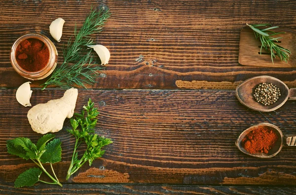 Μπαχαρικά και βότανα σε ξύλινο τραπέζι. Κάτοψη — Φωτογραφία Αρχείου