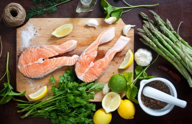 Somon ve baharat ahşap masa üzerinde. Üstten Görünüm