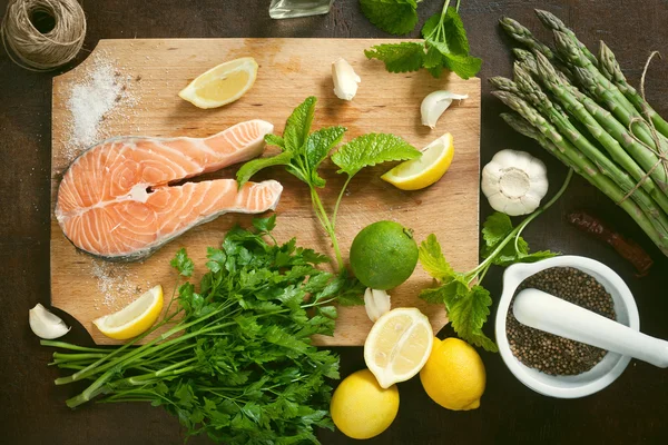 Salmão e especiarias na mesa de madeira. Vista superior — Fotografia de Stock