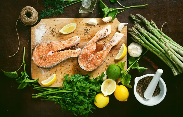 Salmão e especiarias na mesa de madeira. Vista superior — Fotografia de Stock