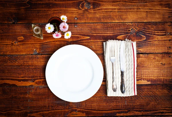 Configuração de mesa para dois com placas vazias mesa de madeira rústica — Fotografia de Stock