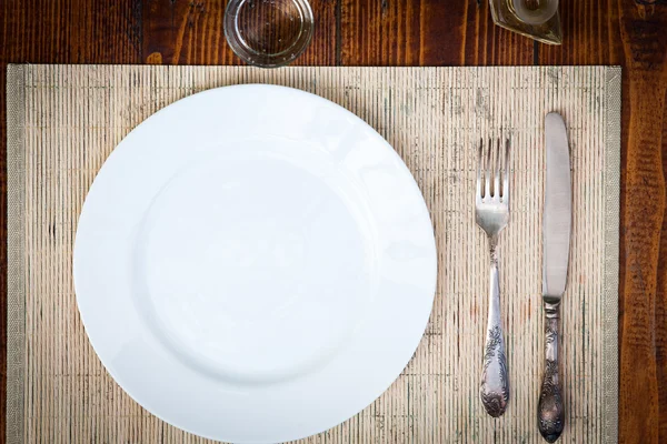 Configuração de mesa para dois com placas vazias mesa de madeira rústica — Fotografia de Stock