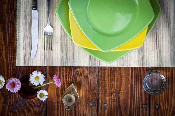 Configuração de mesa para dois com placas vazias mesa de madeira rústica — Fotografia de Stock