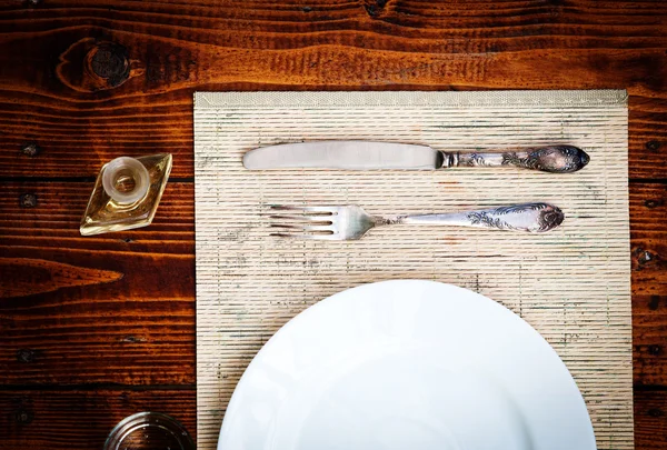 Apparecchiatura del tavolo per due con piatti vuoti - tavolo in legno rustico — Foto Stock