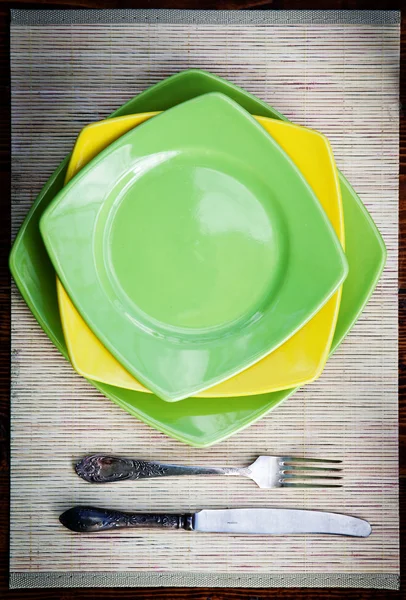 Table setting for two with empty plates - rustic wooden table — Stock Photo, Image