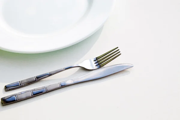 Bıçak, beyaz tabak ve çatal — Stok fotoğraf