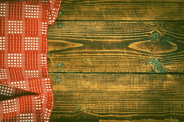 Fondo de madera con mantel de cocina a cuadros rojo — Foto de Stock