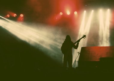 Gitarist siluet duman konseri - retro tarzı fotoğraf sırasında