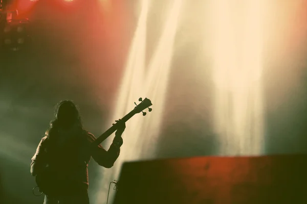 Gitarist silhouet in rook tijdens concert - retro-stijl foto — Stockfoto