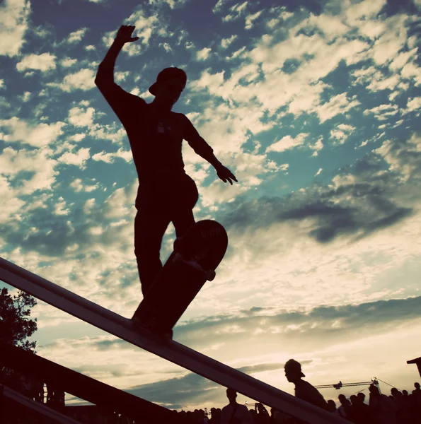 Skateboardåkare silhuetten gör en bild knep — Stockfoto