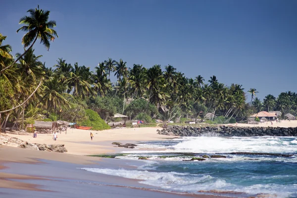 Spiaggia tropicale incontaminata con barca da pesca in Sri Lanka — Foto Stock