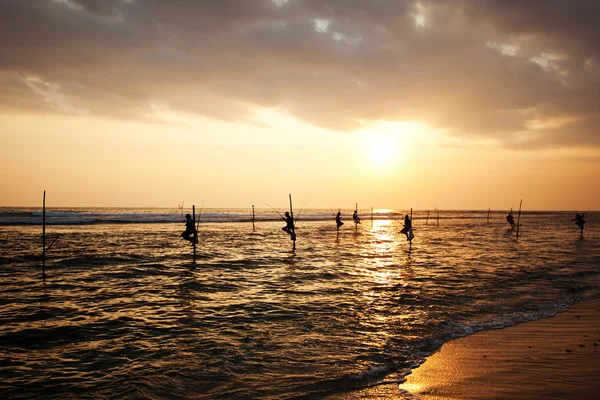 Silhouetten van de traditionele stilt vissers bij zonsondergang in de buurt van Ga — Stockfoto