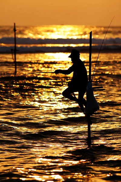 Silhouetten van de traditionele stilt vissers bij zonsondergang in de buurt van Ga — Stockfoto