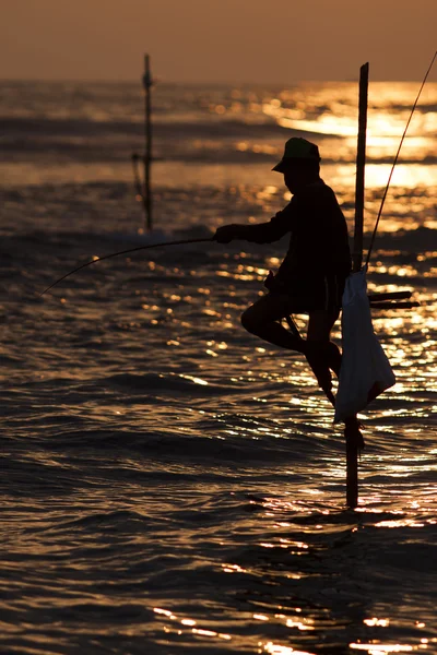 Siluetas de los pescadores tradicionales al atardecer cerca de Ga —  Fotos de Stock