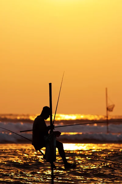 Silhouetten van de traditionele stilt vissers bij zonsondergang in de buurt van Ga — Stockfoto