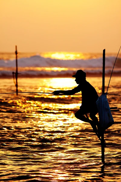 Silhouette dei tradizionali pescatori di trampoli al tramonto vicino a Ga — Foto Stock