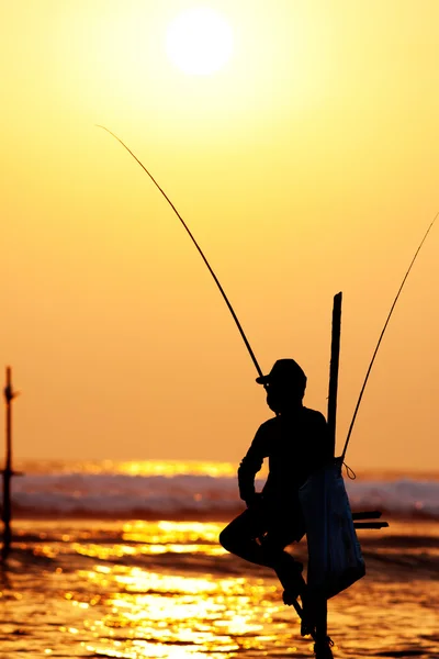 Silhouetten der traditionellen Stelzenfischer bei Sonnenuntergang in der Nähe der Insel — Stockfoto