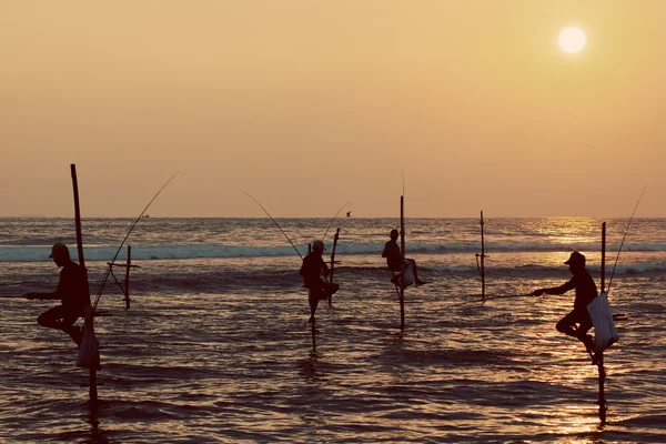 Силуэты традиционных рыбаков на закате возле Га — стоковое фото