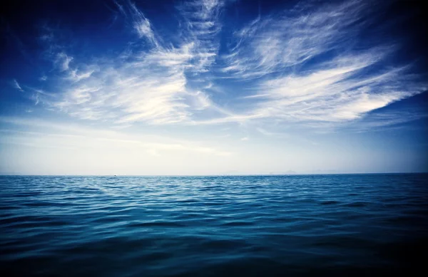 완전 한 하늘과 바다의 물 — 스톡 사진