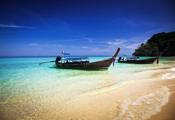 Langschwanzboote am schönen Strand, Thailand — Stockfoto