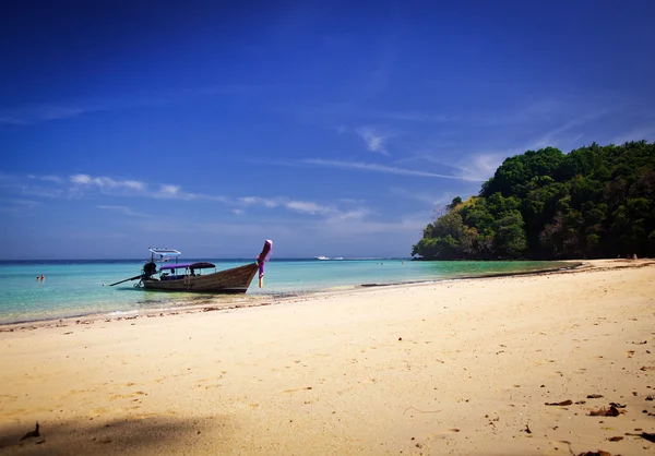 Longtail łodzi na pięknej plaży, Tajlandia — Zdjęcie stockowe