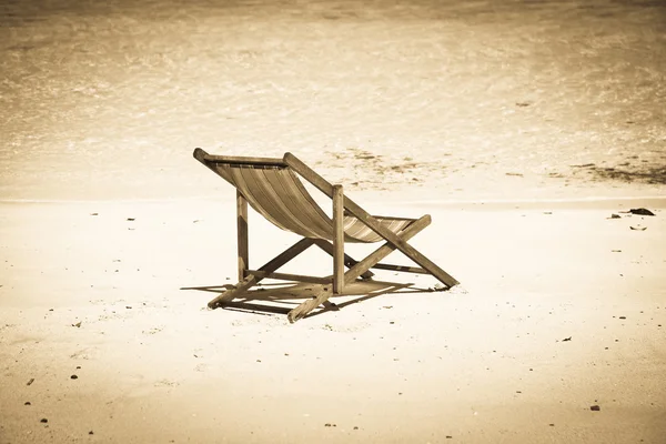 Exótico fondo de vacaciones de playa con odio blanco en silla de playa — Foto de Stock