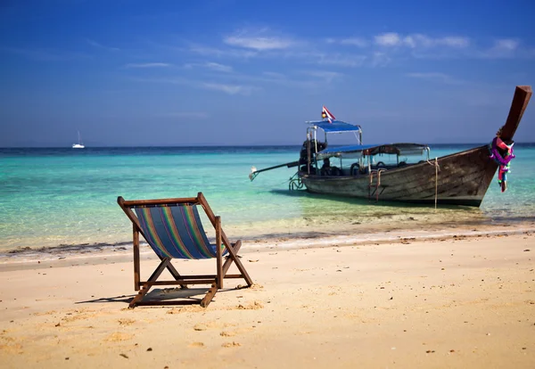 Esotico sfondo vacanza al mare con sedia a sdraio e lunga coda b — Foto Stock