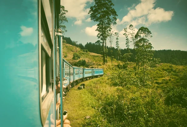 Trenul de la Nuwara Eliya la Kandy printre plantațiile de ceai din hi — Fotografie, imagine de stoc