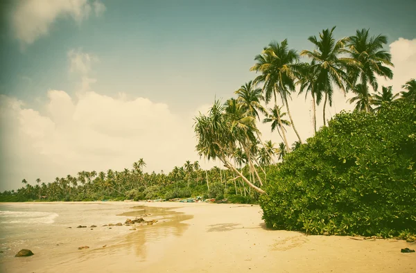 Spiaggia tropicale incontaminata con barca da pesca in Sri Lanka — Foto Stock