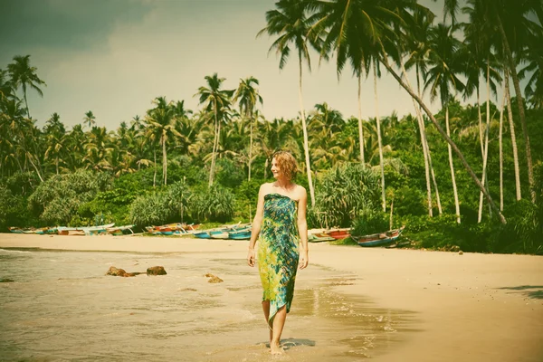 Donna che cammina sulla spiaggia tropicale - foto in stile retrò — Foto Stock
