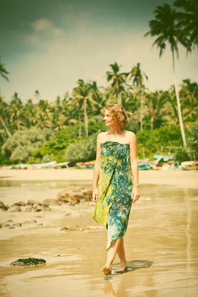 Mujer caminando en la playa tropical - foto de estilo retro —  Fotos de Stock