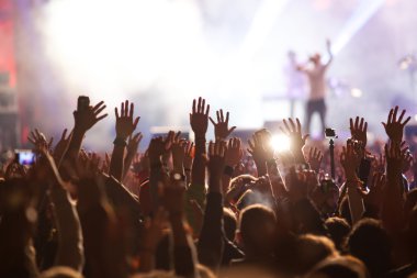 Konserde kalabalık