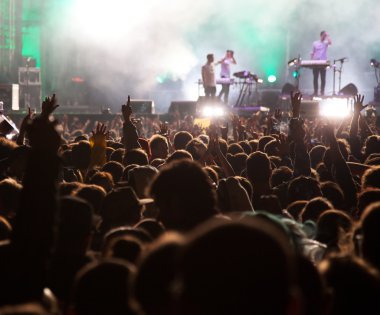 Konserde kalabalık
