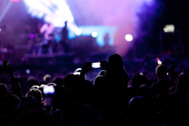 Konserde kalabalık