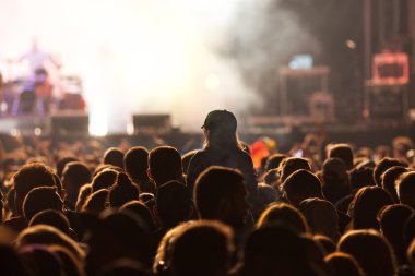 Konserde kalabalık