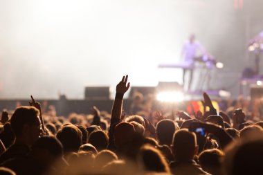Konserde kalabalık