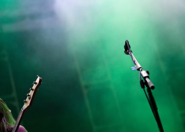 Sahne ışıklarında mikrofon